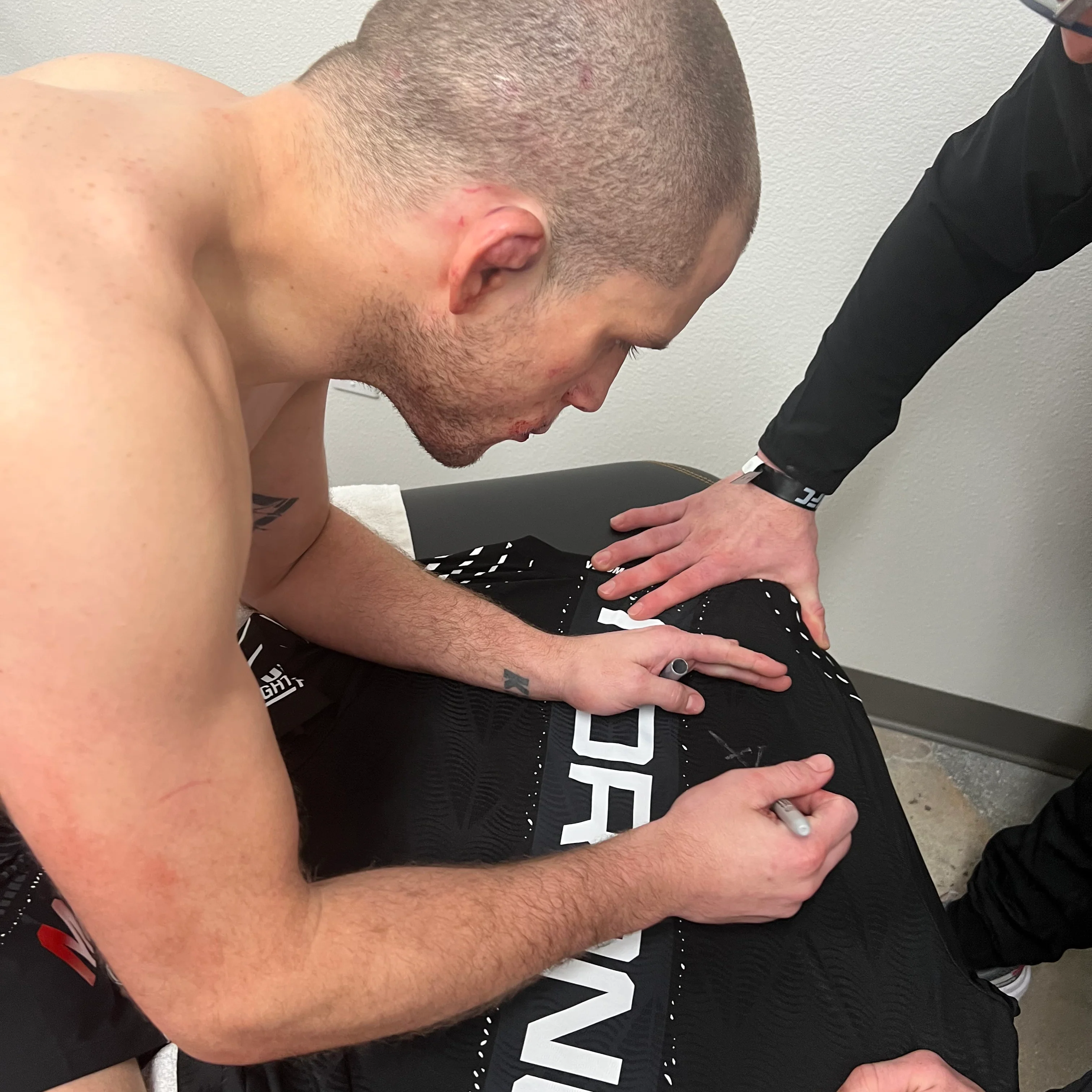 Alex Morono Signed 1-of-1 Fight Worn Jersey UFC Fight Night: Bautista vs Oliveira - Image 2