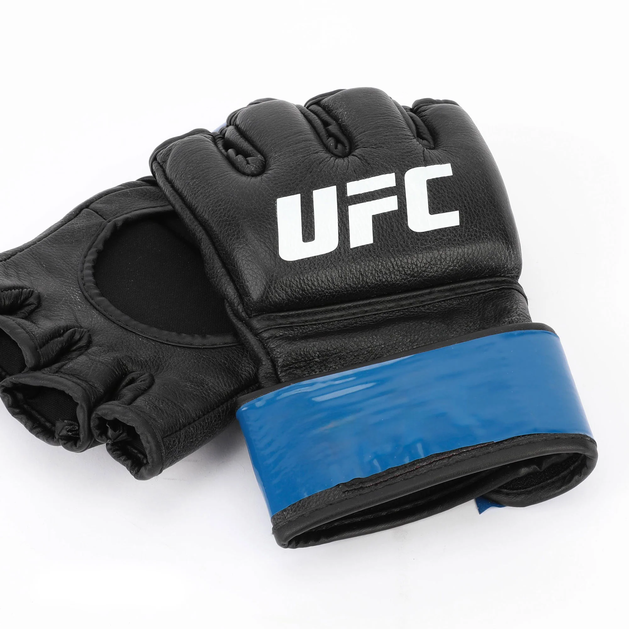 Jamey-Lyn Horth Signed 1-of-1 Fight Worn Gloves UFC Fight Night: Burns vs Malott - Image 4